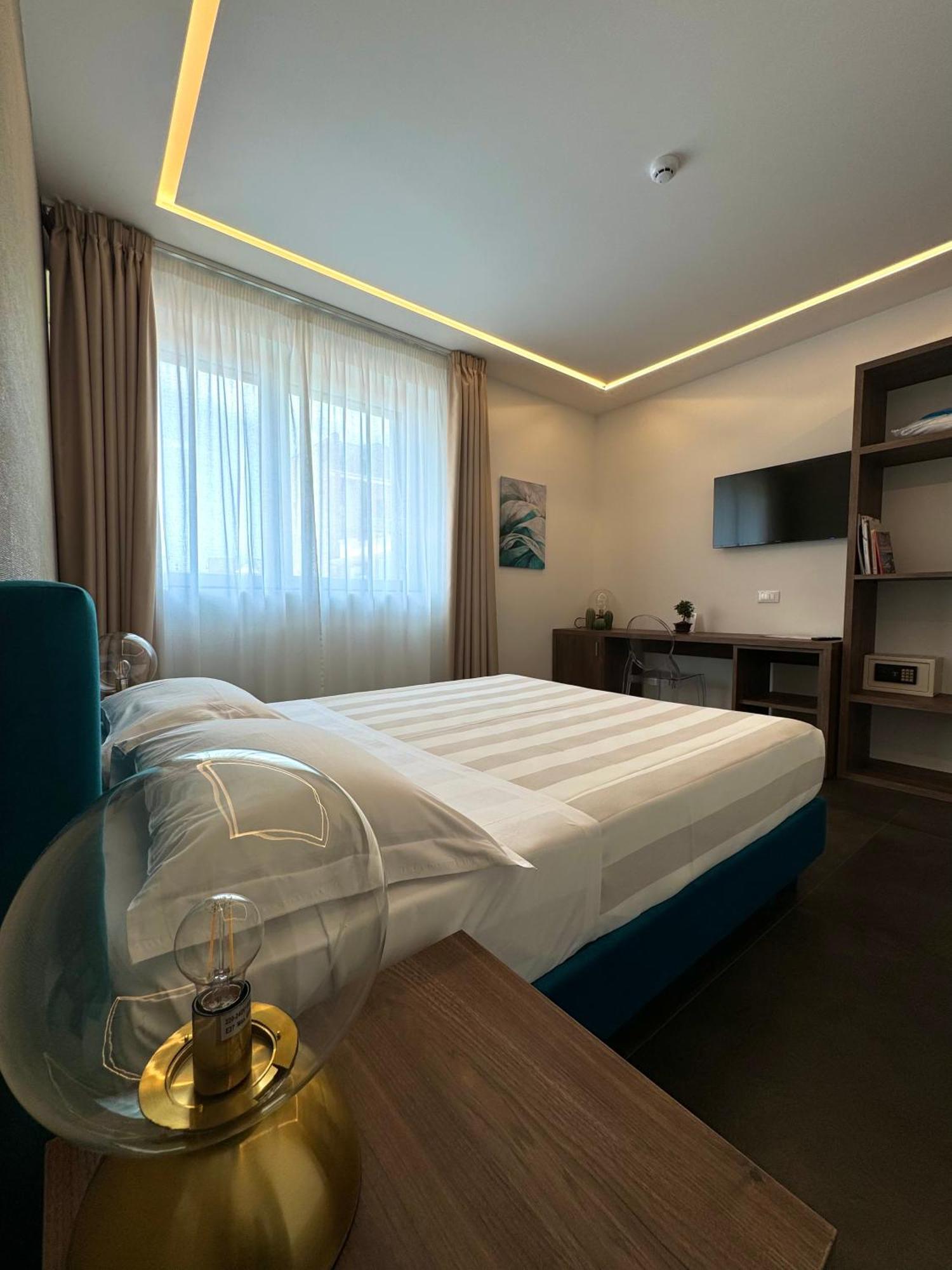 Outside Boutique Hotel Фоджа Екстер'єр фото